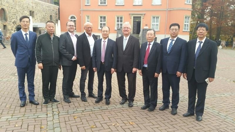 Bürgermeister Klaus-Werner Jablonski (4.v.r.), Thomas Zacharias und Heinz Eschbach (3.u.4.v.l.) begrüßten die Gäste auf Burg Wissem.