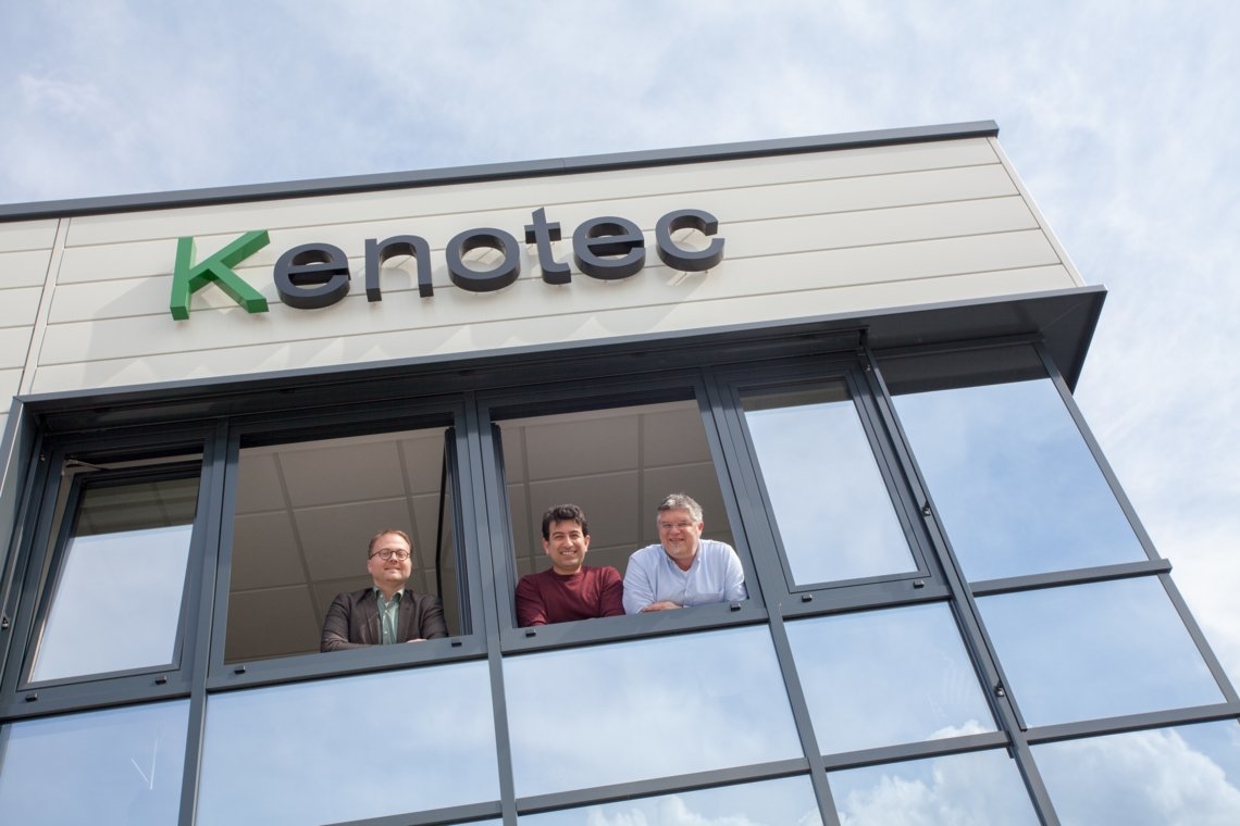 Die Kenotec-Geschäftsführer Siegfried Probst und Kiriakos Kovousiadis sowie Wirtschaftsförderer Thomas Zacharias (v.r.n.l.) im neuen Gebäude.