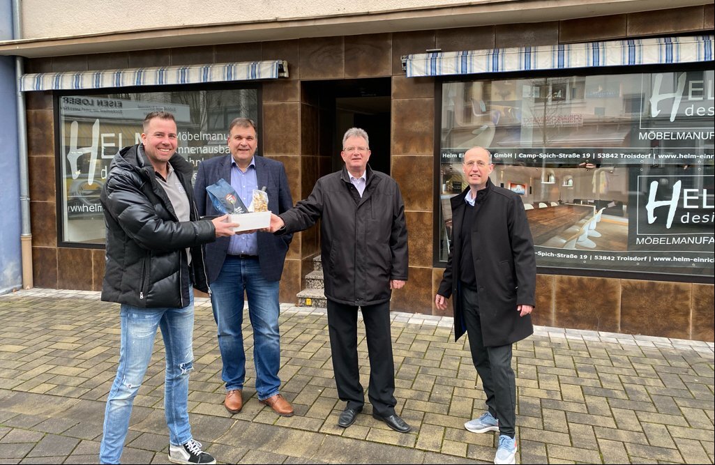 Am 3.2.2022 wurden die Mietverträge unterzeichnet. Daniel Helm, Thomas Gäde, Wolf-Dieter Grönwoldt und Stephan Frings (v. l.) bei der Übergabe des Willkommenspaket.