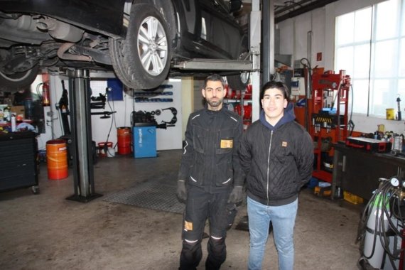 Lämmis Schraubstation: Schüler Efe Mehmet Ünal mit Mitarbeiter in der Werkstatt.