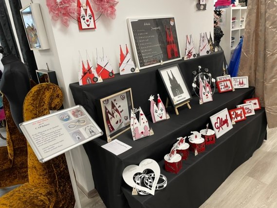 Mehrere Künstlerinnen bieten ihre Unikate im Laden von Natalie Nier und Celine Kuhnke an.