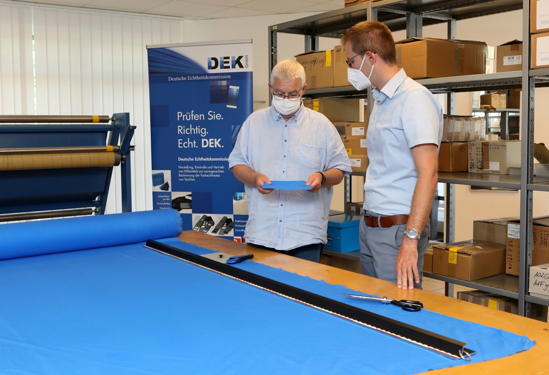 Andreas Metzger (links) erklärte die aufwändigen Prüfverfahren.